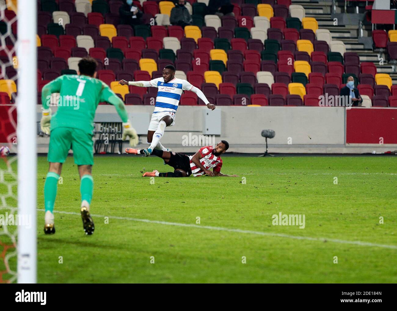 Brentford Community Stadium, London, Großbritannien. November 2020. English Football League Championship Football, Brentford FC gegen Queens Park Rangers; Bright Osayi-Samuel von QPR in Angriff genommen beim Versuch, den Ball zu zentrieren Kredit: Action Plus Sports/Alamy Live News Stockfoto