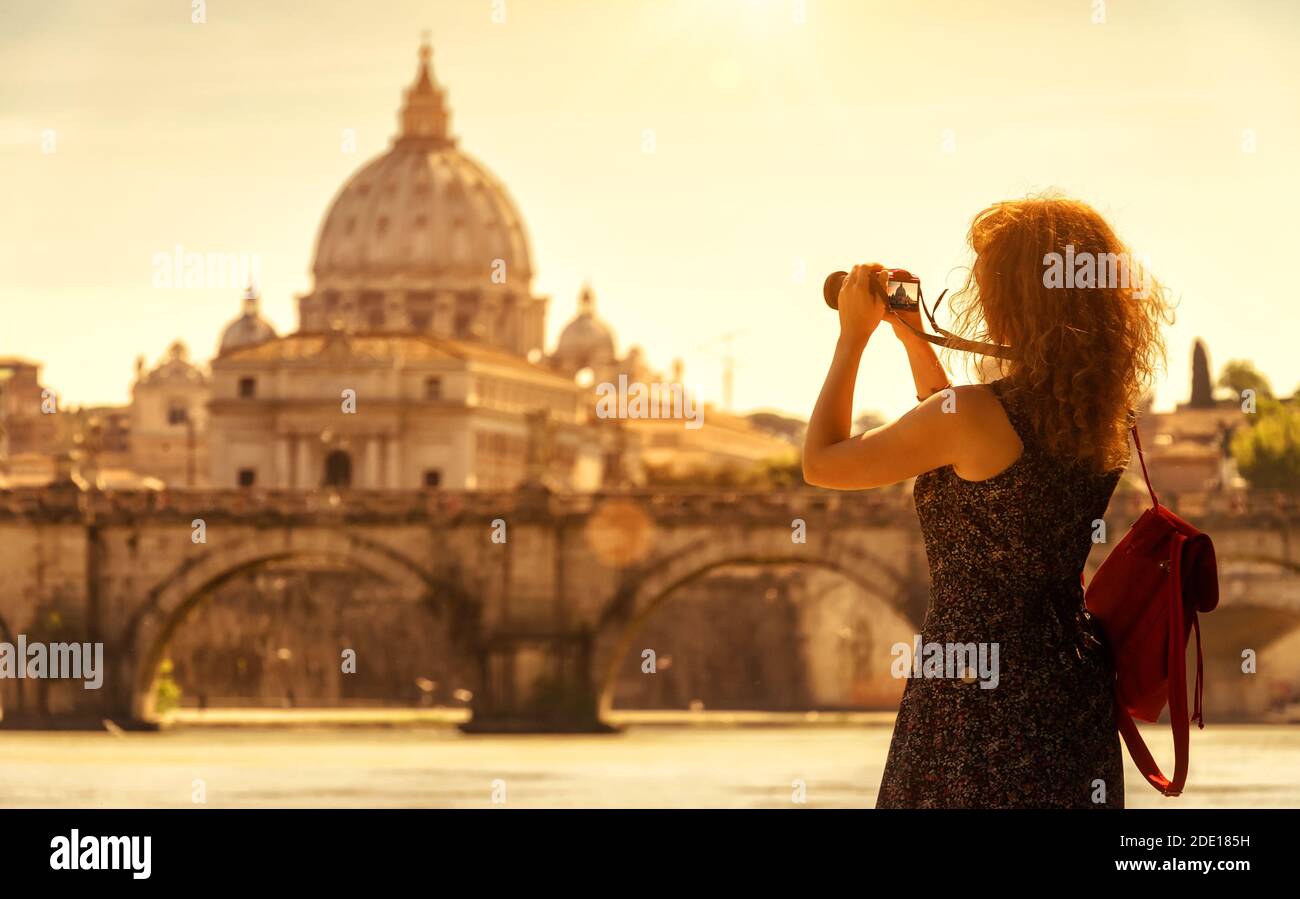 Mädchen Touristen fotografiert den Petersdom, Rom, Italien, Europa. Junge hübsche Frau in Rom am sonnigen Sommertag. Die Menschen fotografieren Rom attractio Stockfoto