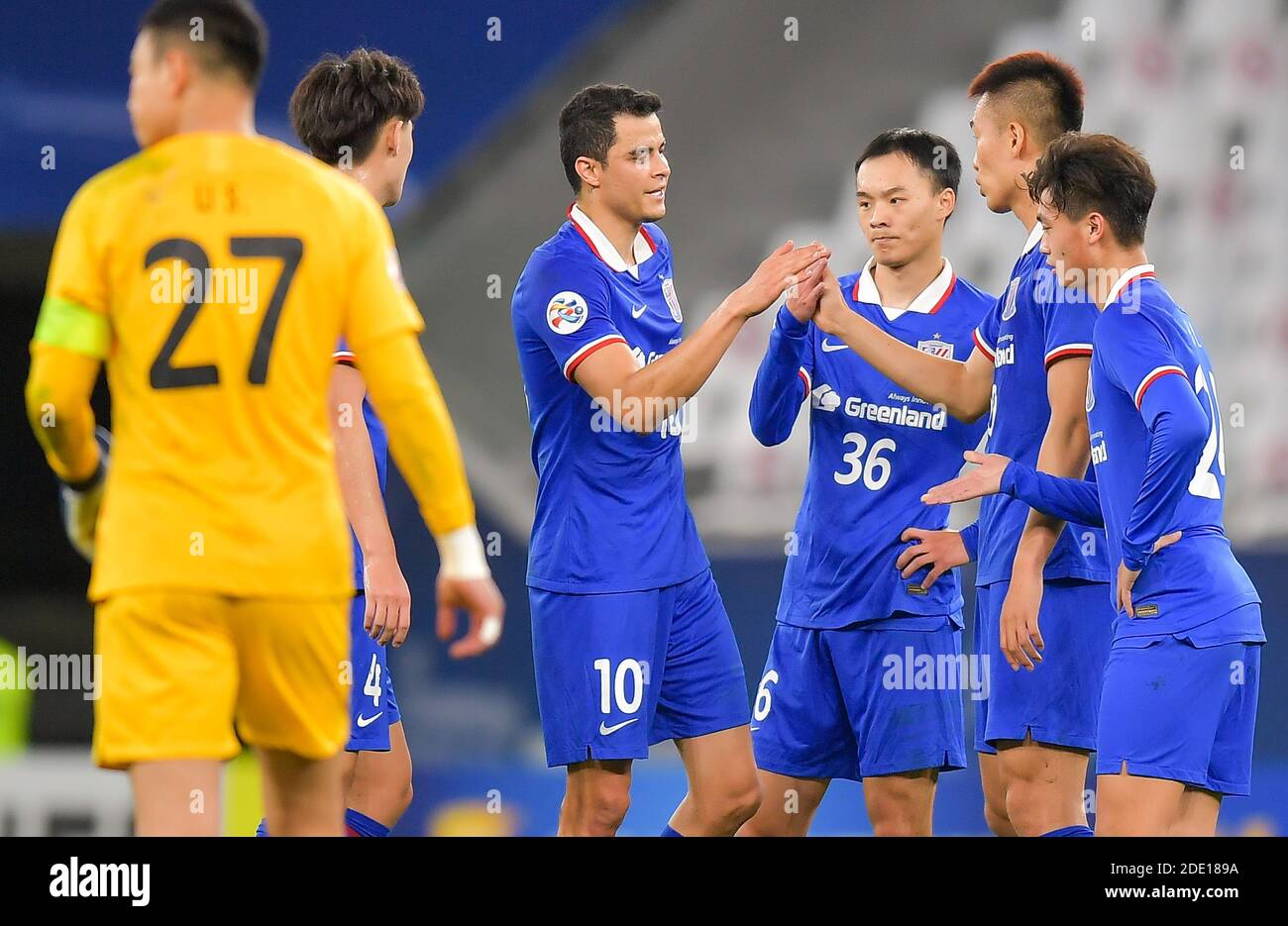 Doha, Katar. November 2020. Spieler des FC Shanghai Shenhua reagieren nach dem Gruppenfußballspiel der AFC Champions League zwischen dem FC Shanghai Shenhua und dem FC Tokyo in Doha, Katar, 27. November 2020. Quelle: Nikku/Xinhua/Alamy Live News Stockfoto
