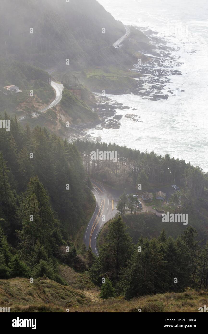 Der Blick auf den Highway 1 vom Cape Perpetua Blick in Zentral-Oregon, USA. Stockfoto