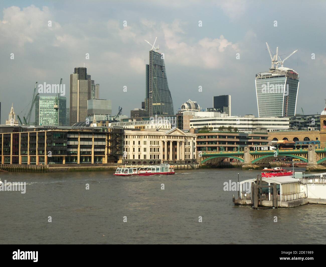 Die City of London auf der anderen Seite der Themse. Die Southwark Bridge wurde 1921 eröffnet. Zu den modernen Strukturen gehört das Leadenhall-Gebäude. Stockfoto