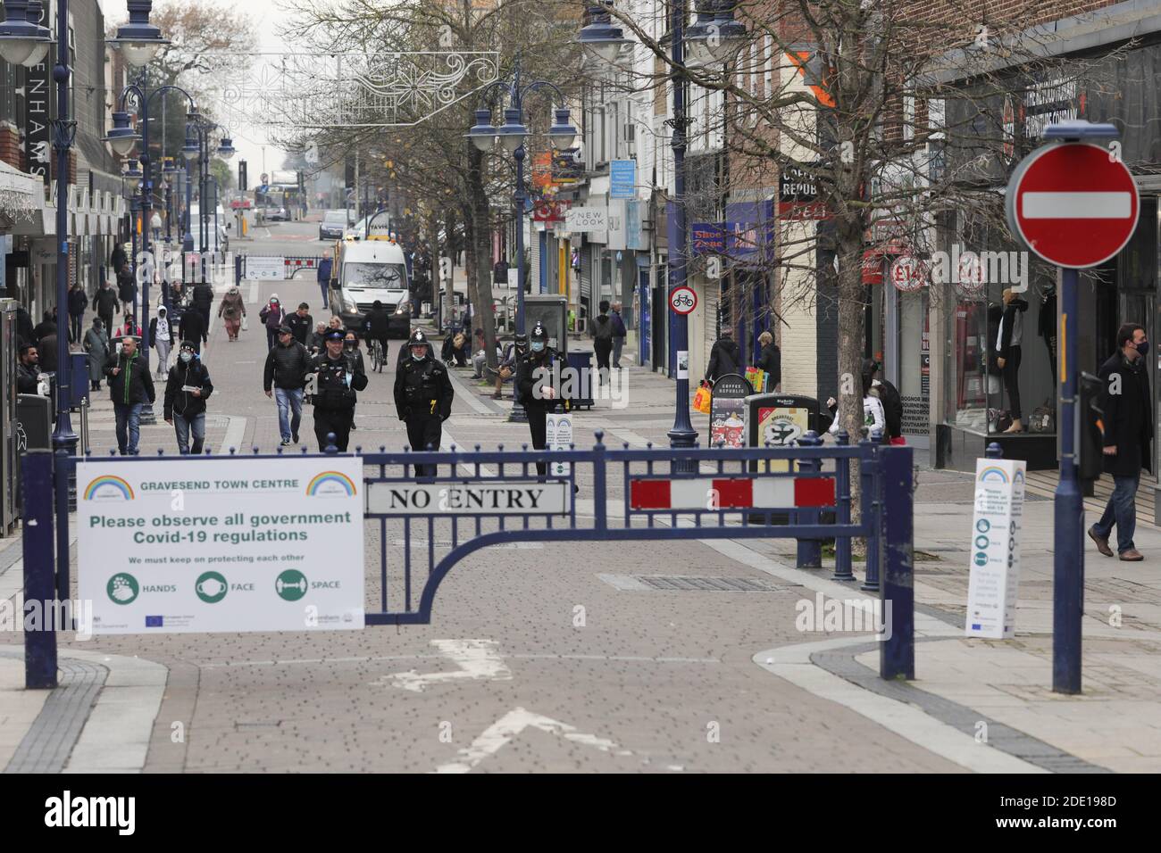 (201128) -- LONDON, 28. November 2020 (Xinhua) -- Polizeibeamte laufen im Stadtzentrum von Gravesend, Kent, Großbritannien, 27. November 2020. Der größte Teil Englands wird mit harten Coronavirus-Beschränkungen im neuen dreistufigen System konfrontiert sein, wenn die Sperre nächste Woche endet, kündigte der britische Gesundheitsminister Matt Hancock am Donnerstag an. Große Teile der Midlands, Nord-Ost und Nord-West, einschließlich Greater Manchester, sowie Kent, werden die härtesten Einschränkungen in Tier drei, nach Hancock. Ein Großteil der Gebiete, die zuvor in der höchsten Klasse, einschließlich London und Liverpool City Region, sind in Tie aufgeführt Stockfoto