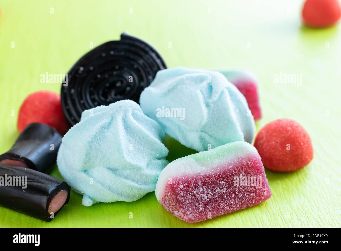 Gruppe von bunten italienischen Süßigkeiten für Party: Schwarze Süßholz Süßigkeiten auf einem grünen Hintergrund weichen Fokus Foto. Stockfoto