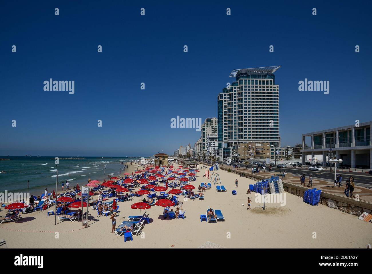 Israel. Tel Aviv. 15. April 2015. Eine Gruppe von Touristen in der Nähe des Mittelmeers Strand. Jaffa Altstadt, nationales Erbe, Sehenswürdigkeiten in der Nähe von Tel Aviv, Bilder von Landschaften und Sehenswürdigkeiten der Mittelmeerküste Stockfoto