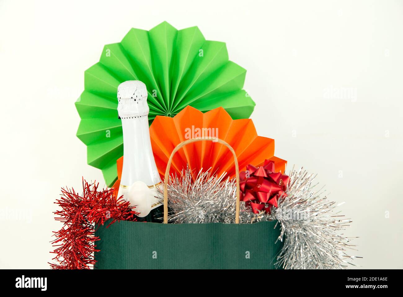 Weihnachten und Neujahr Dekoration mit der papiertüte Stockfoto