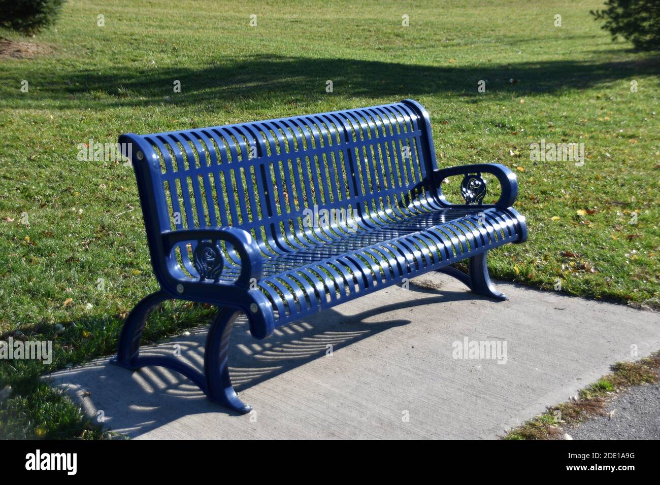 An einem warmen, sonnigen Tag können Sie in einem Park sitzen. Stockfoto