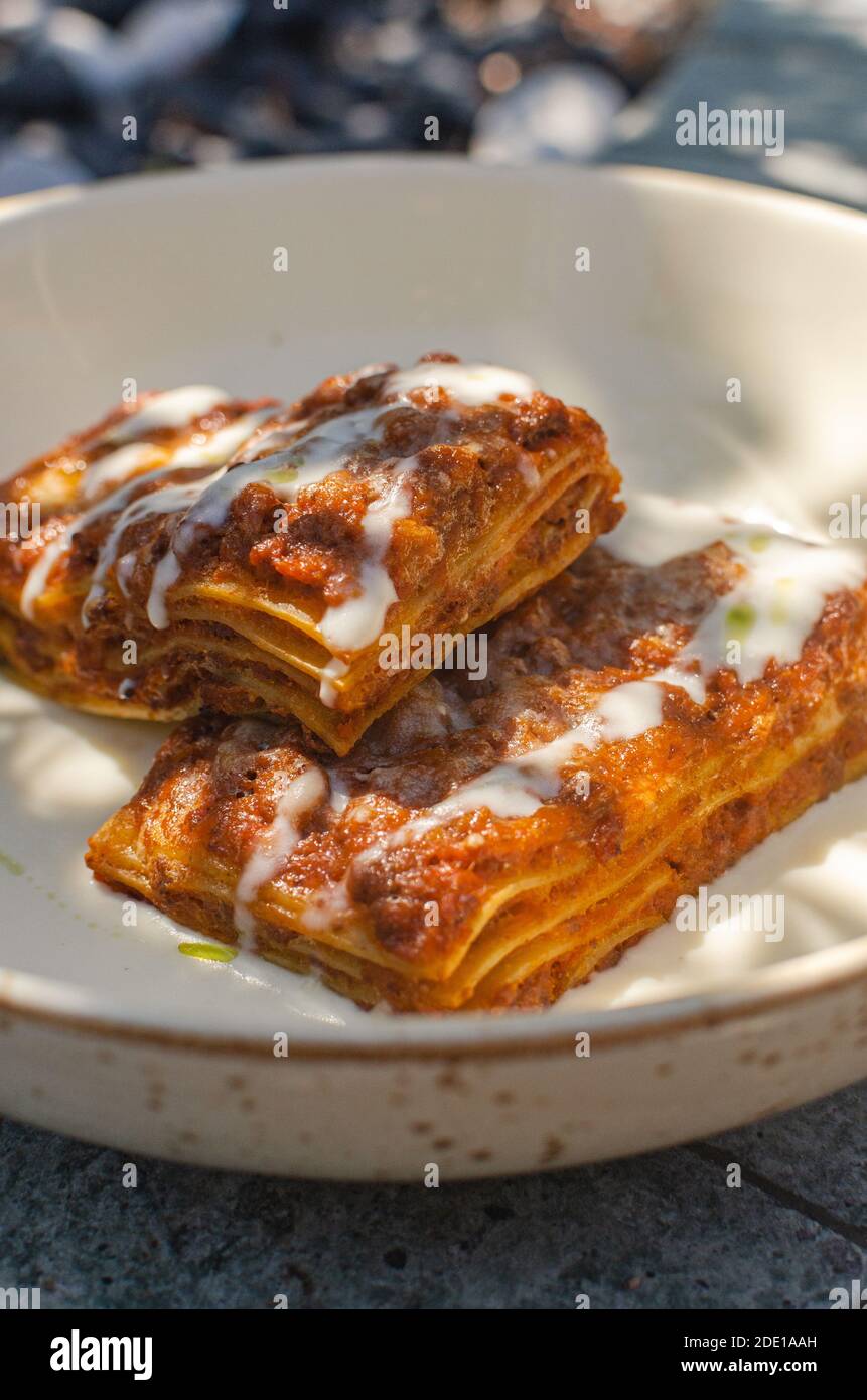 Köstliche Ragu Lasagne aus Rindfleisch auf einem weißen Teller, hergestellt von einem italienischen Restaurant in Bali, Indonesien Stockfoto