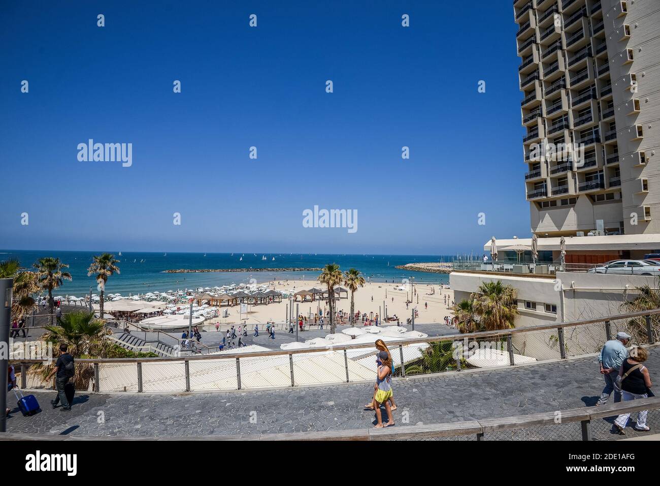 Israel. Tel Aviv. 15. April 2015. Eine Gruppe von Touristen in der Nähe des Mittelmeers Strand. Jaffa Altstadt, nationales Erbe, Sehenswürdigkeiten in der Nähe von Tel Aviv, Bilder von Landschaften und Sehenswürdigkeiten der Mittelmeerküste Stockfoto