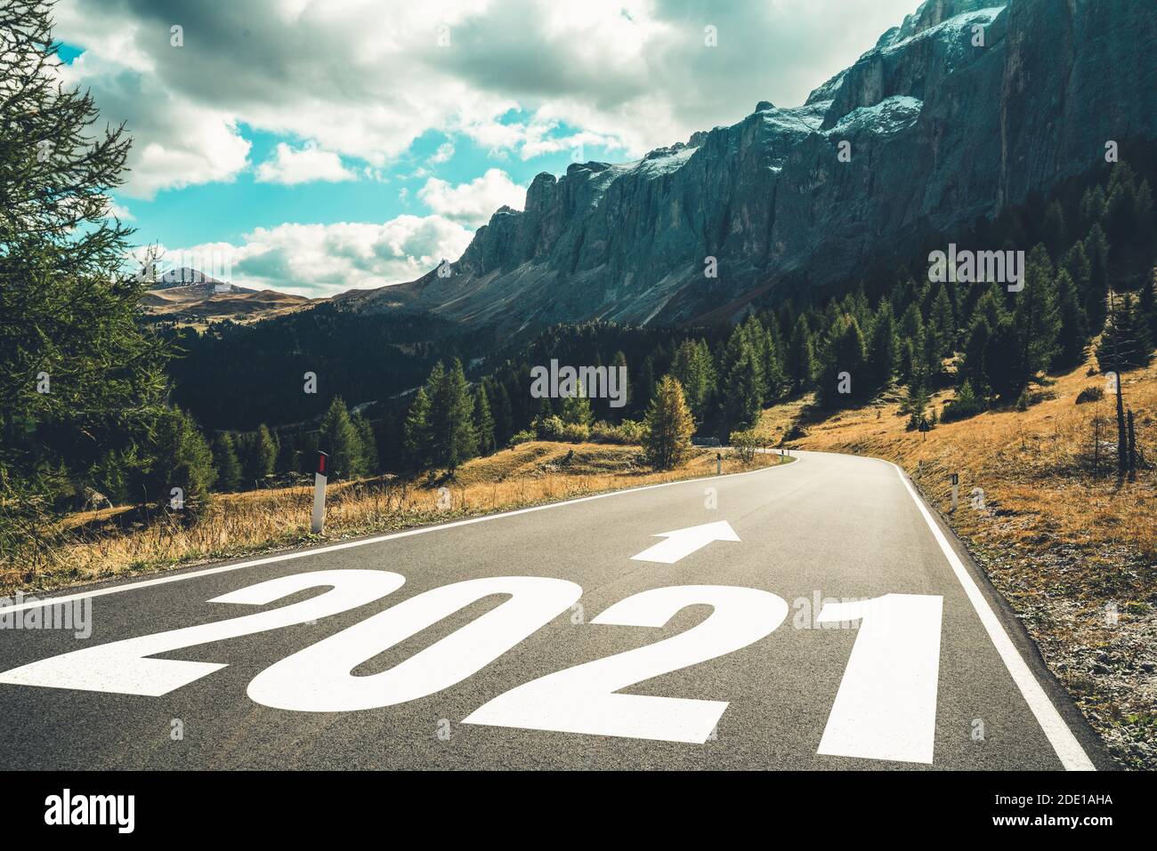 2021 Neujahrs Roadtrip Reise Und Zukunftsvision Konzept Naturlandschaft Mit Autobahn Strasse Fuhrt Vorwarts Zu Glucklichen Neujahr Feier In Der Stockfotografie Alamy