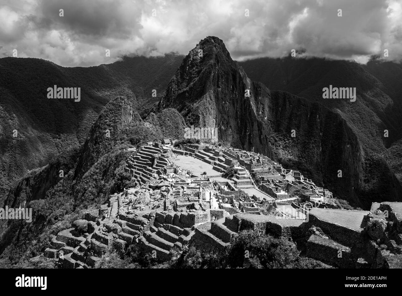 Dramatische schwarz-weiße Landschaft von Machu Picchu, Cusco, Peru. Stockfoto