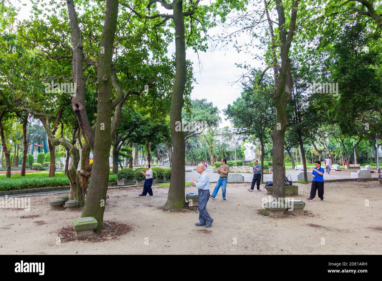 Tai Chi-Übung im Friedenspark 2/28 in Taipei, Taiwan Stockfoto