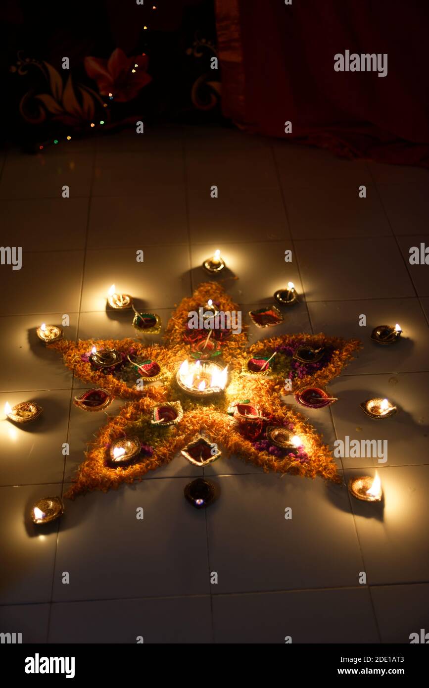 Dekoration von Diya / Öl-Lampen auf dem Boden mit Flammen zu feiern Diwali in der Dunkelheit des Abends. Indische Feste und Diwali Feier Stockfoto