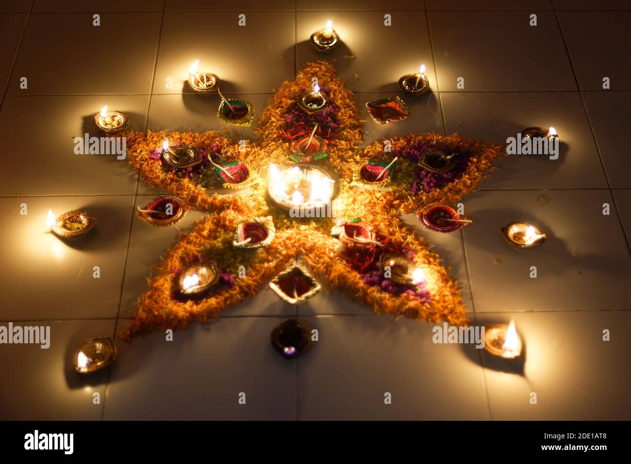 Dekoration von Diya / Öl-Lampen auf dem Boden mit Flammen zu feiern Diwali in der Dunkelheit des Abends. Indische Feste und Diwali Feier Stockfoto