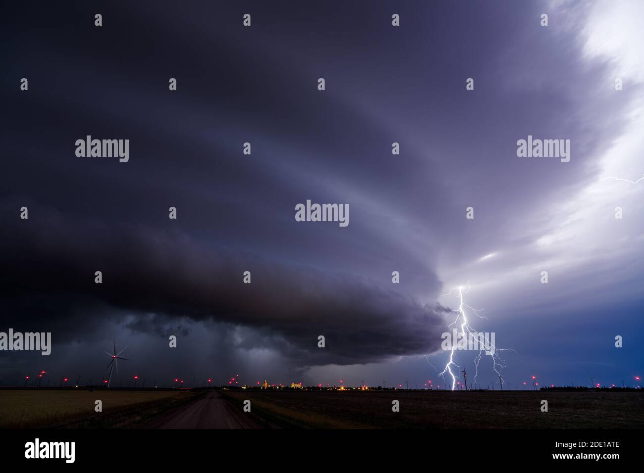 Supercell Sturm mit Blitz und Unwetter über Spearville, Kansas Stockfoto