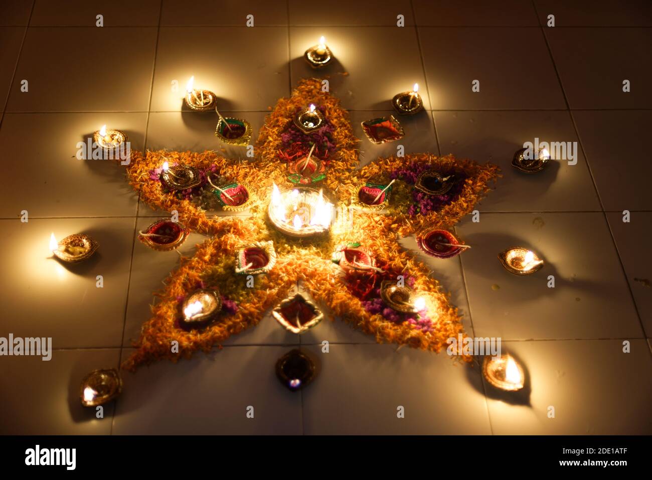 Dekoration von Diya / Öl-Lampen auf dem Boden mit Flammen zu feiern Diwali in der Dunkelheit des Abends. Indische Feste und Diwali Feier Stockfoto