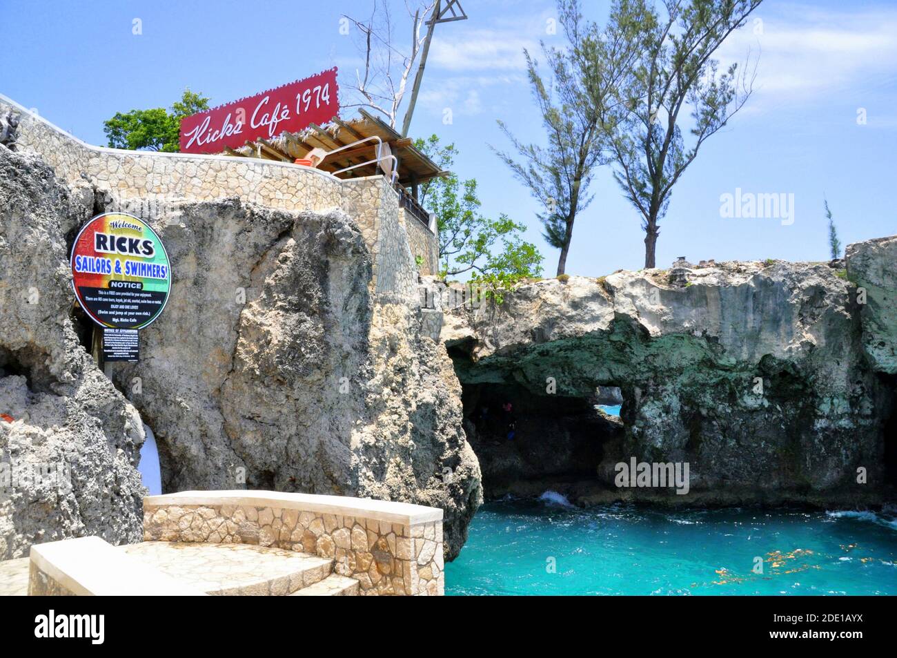 Negril, Jamaica - 5. Mai 2015 - die hohe Klippe und das blaue Meer von Rick's Cafe Stockfoto