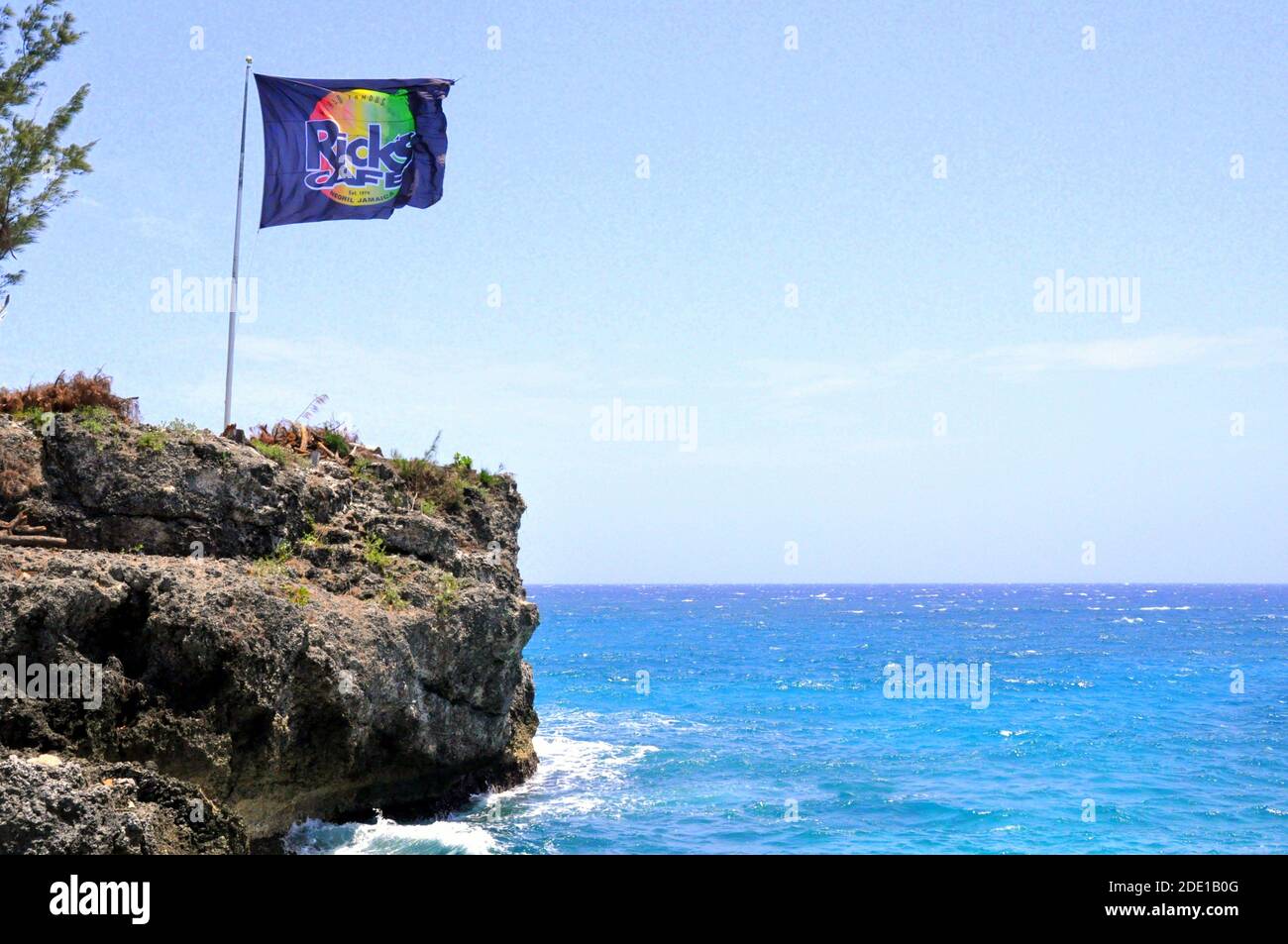 Negril, Jamaica - 5. Mai 2015 - die hohe Klippe und das blaue Meer von Rick's Cafe Stockfoto