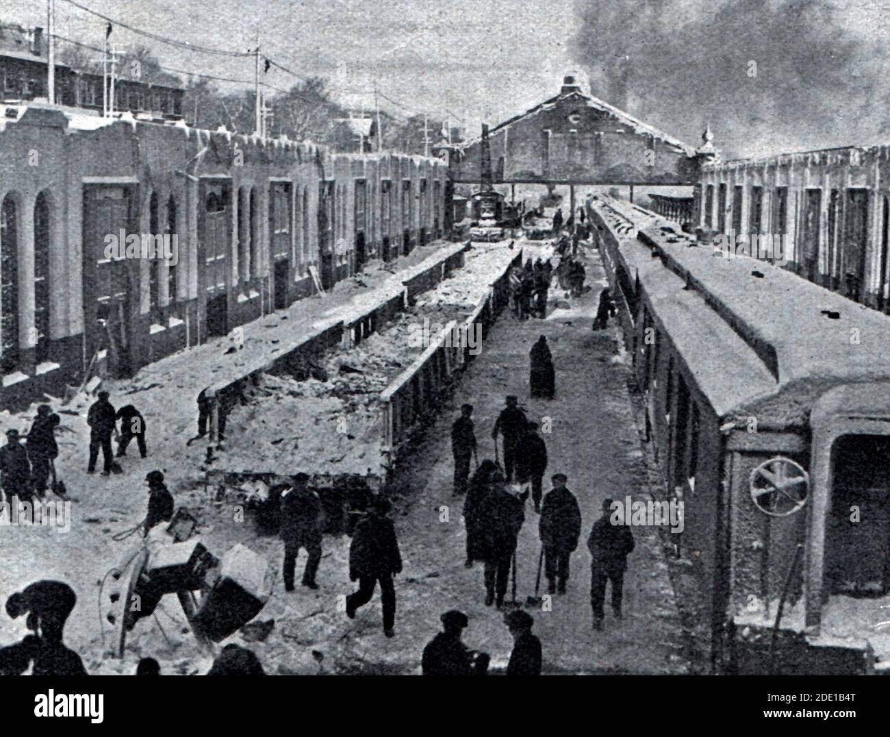 Die Arbeiter räumen nach dem Müll von der North Street Station ab Halifax Explosion im Jahr 1917 Stockfoto