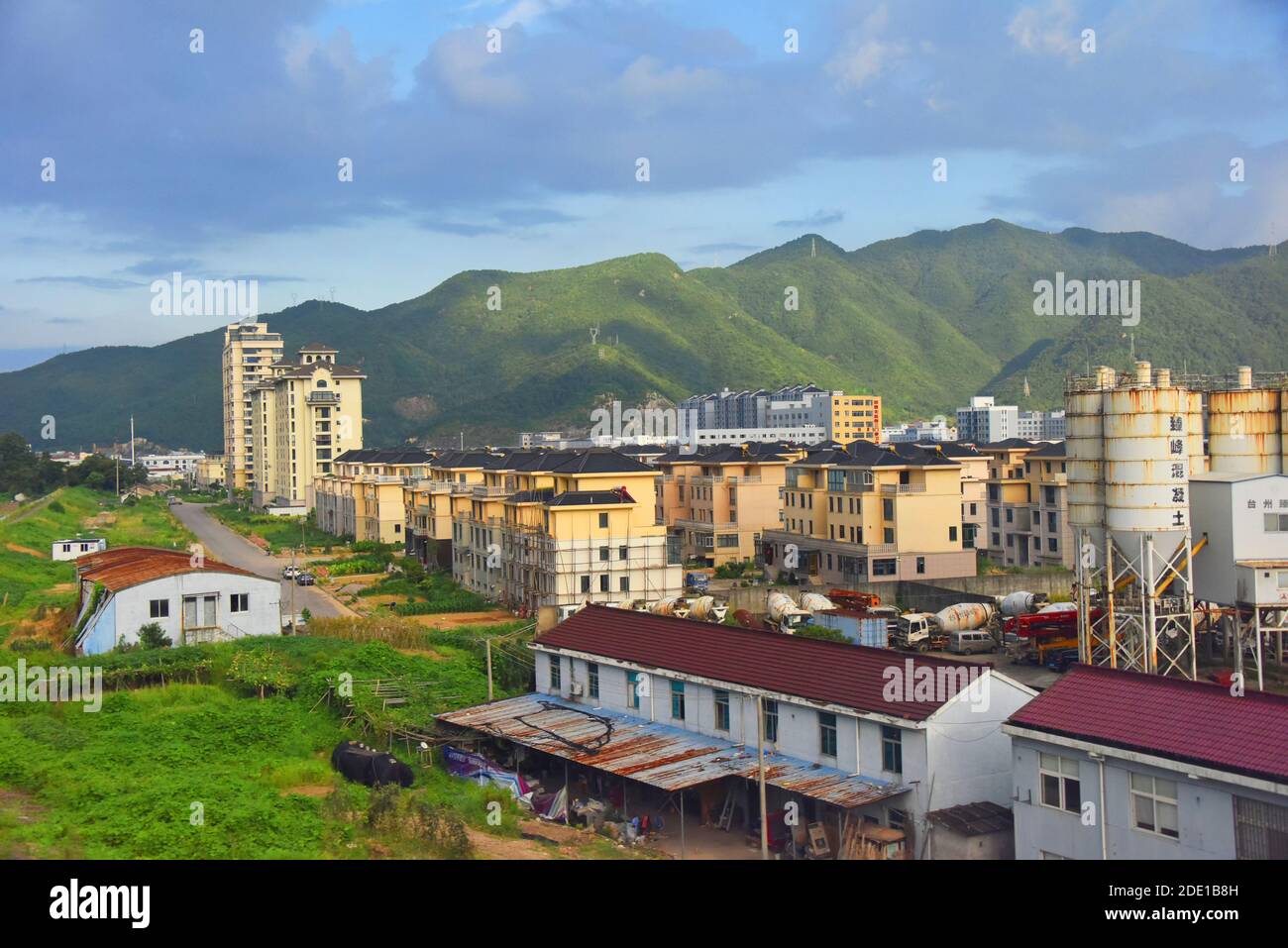 Stadt mit Berg im Hintergrund, Zhejiang Provinz, China Stockfoto