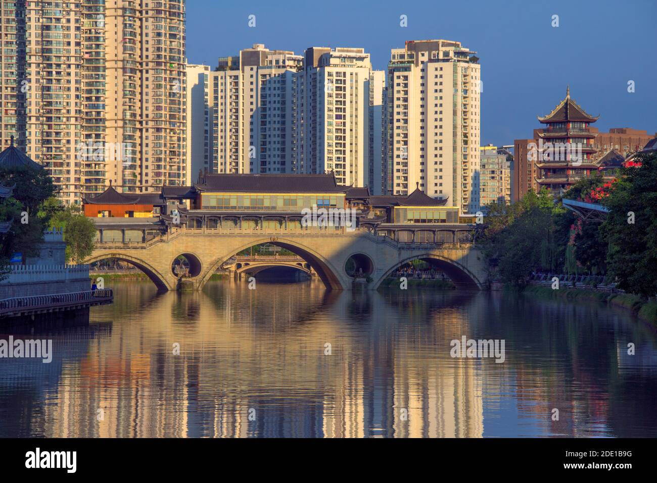 Anshun Brücke über den Jin Fluss mit modernen Hochhäusern, Chengdu, Provinz Sichuan, China Stockfoto