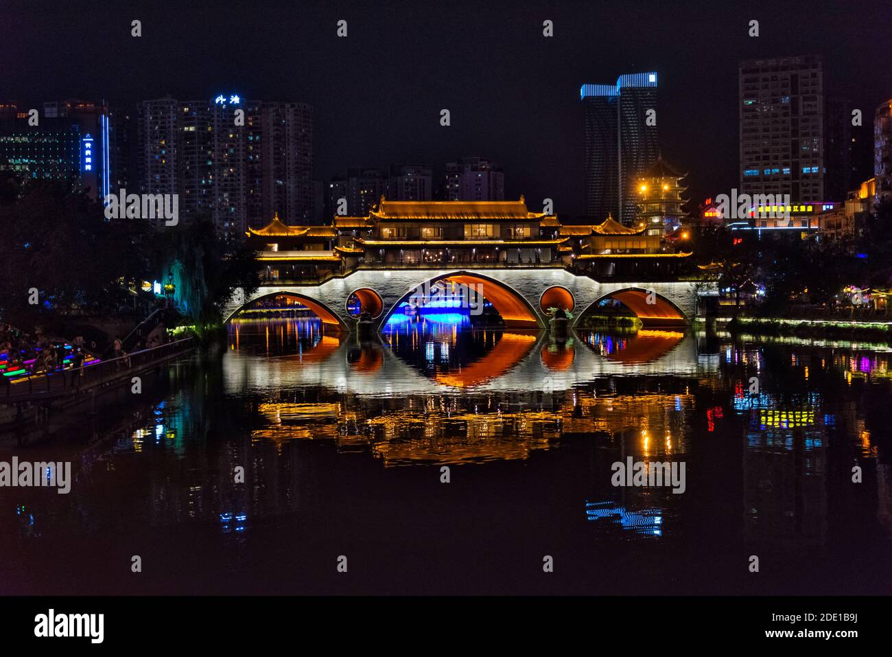 Nachtansicht der Anshun Brücke über den Jin Fluss mit Spiegelung im Wasser, Chengdu, Provinz Sichuan, China Stockfoto