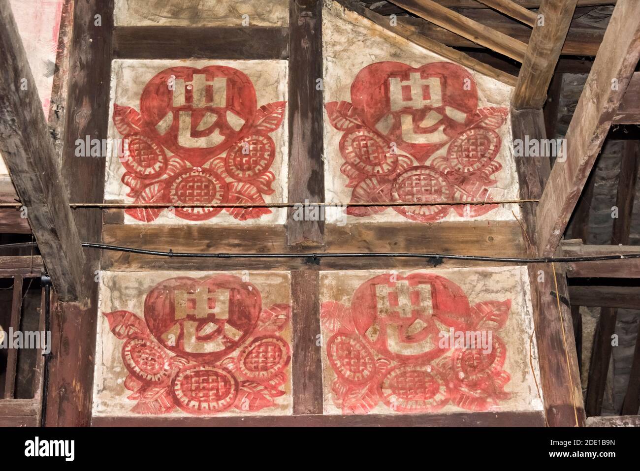 Teehaus dekoriert mit Plakaten aus der Zeit der Kulturrevolution, Pengzhen, Chengdu, Provinz Sichuan, Chin Stockfoto