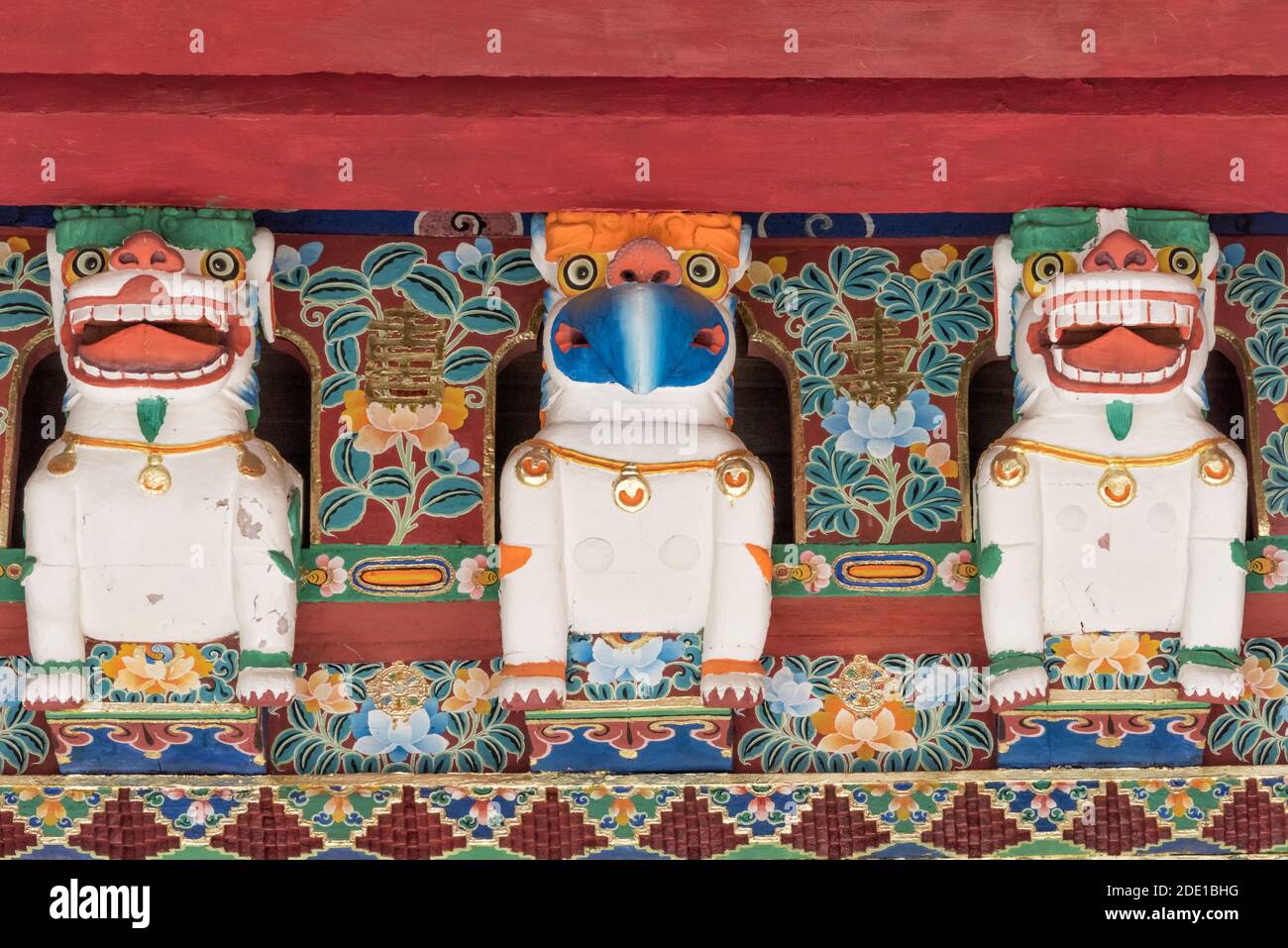 Geschnitzte Löwe und Vogel Dekoration unter dem Dach, Norbulingka, Teil des "Historic Ensemble des Potala Palace und ein UNESCO-Weltkulturerbe, Lha Stockfoto