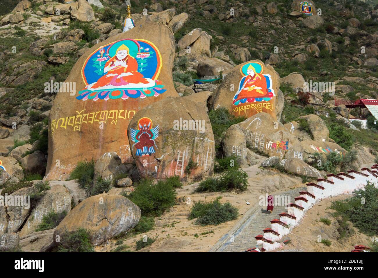 Bild von Buddha auf Felsen gemalt, Drepung Kloster, eines der großen drei Gelug-Universitätsklöster von Tibet, Lhasa, Tibet, China Stockfoto