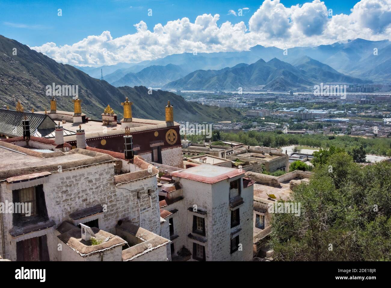 Blick auf das Lhasa-Tal vom Drepung-Kloster, einem der drei großen Gelug-Universitätsklöster Tibets, Lhasa, Tibet, China Stockfoto