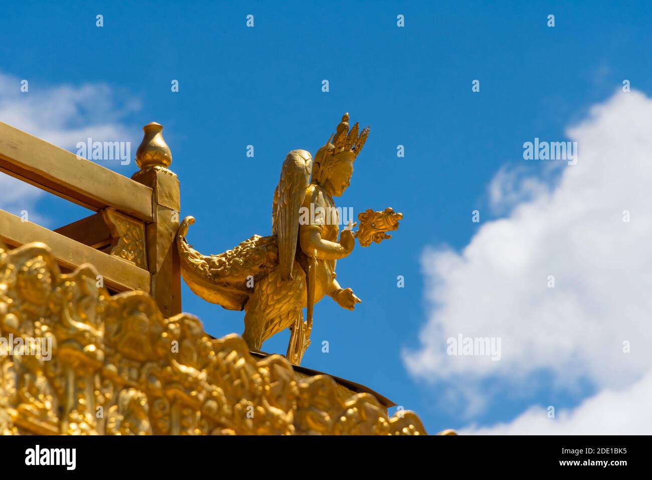 Goldene Statue auf umgedrehten Traufen, Jokhang Tempel, Teil des "Historic Ensemble des Potala Palace und ein UNESCO-Weltkulturerbe, Lhasa, Tibet, C. Stockfoto