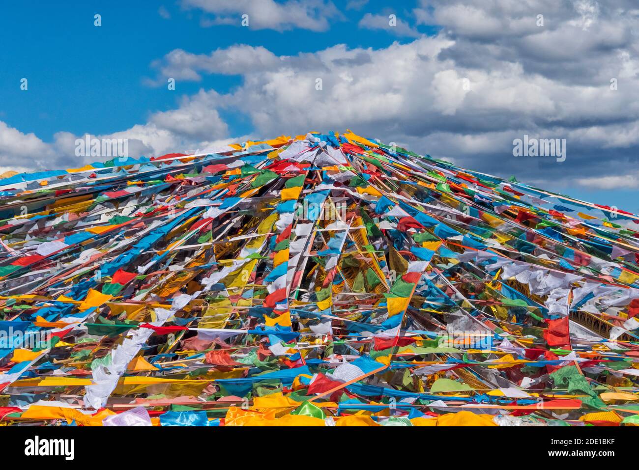 Gebetsfahnen auf dem tibetischen Plateau, Tibet, China Stockfoto
