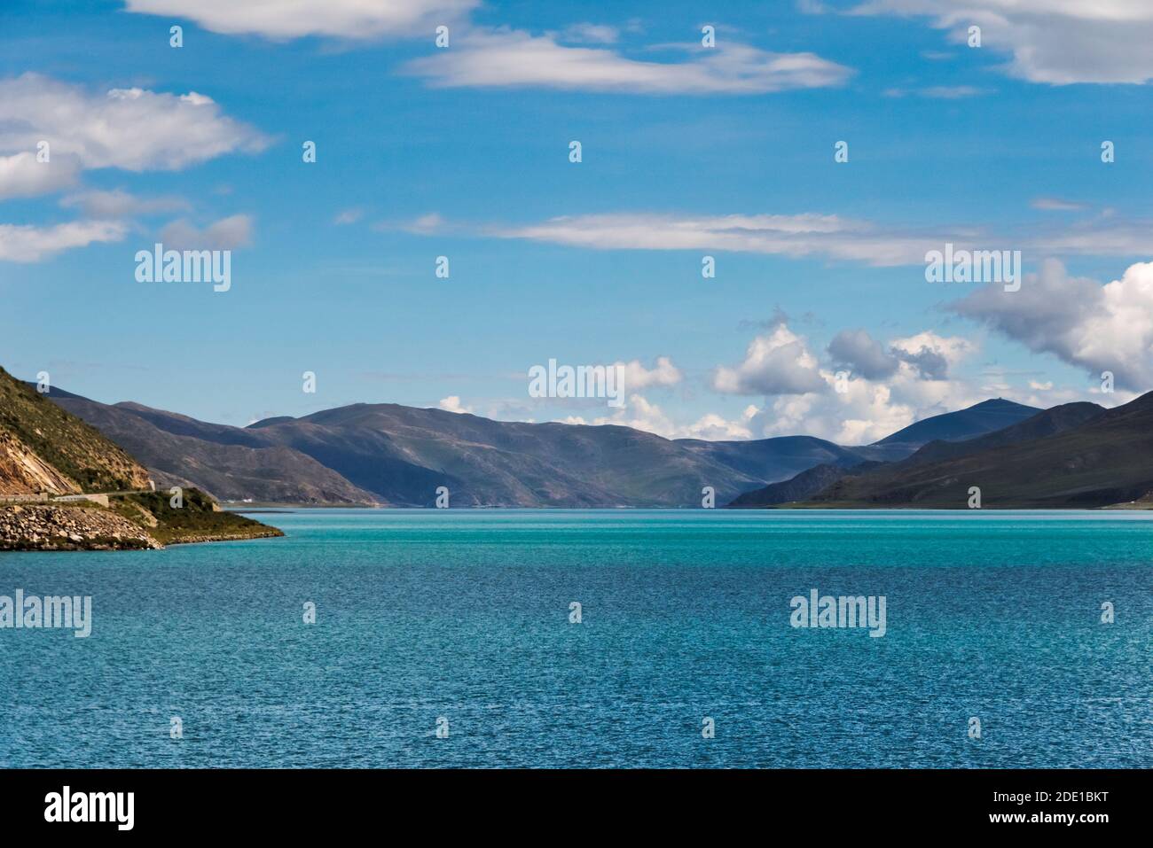 Landschaft des Yamdrok Sees (Yamdrok Yumtso), Tibet, China Stockfoto