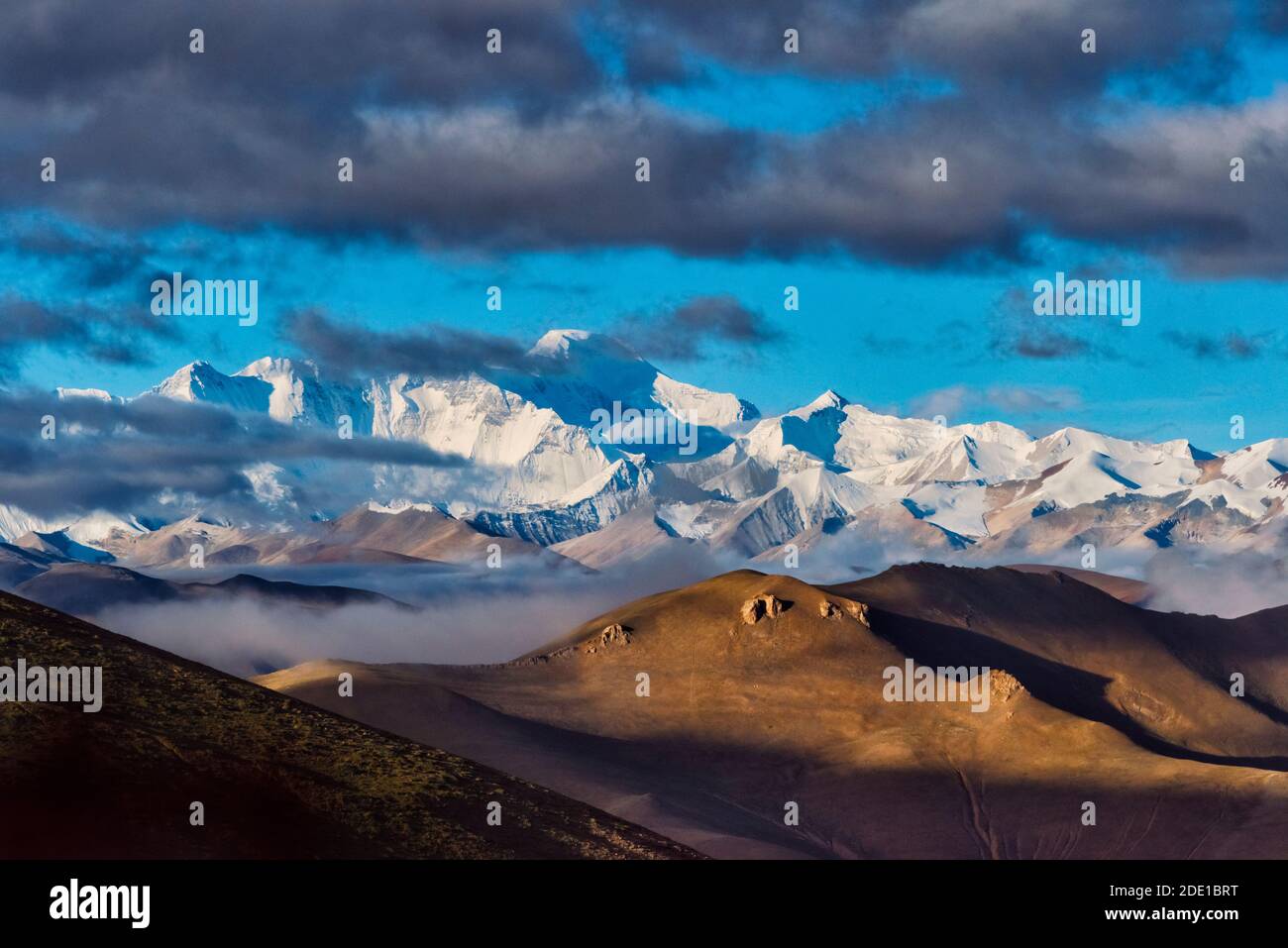 Schneebedeckte Gipfel des Himalaya bei Sonnenaufgang, Mt. Everest National Nature Reserve, Präfektur Shigatse, Tibet, China Stockfoto