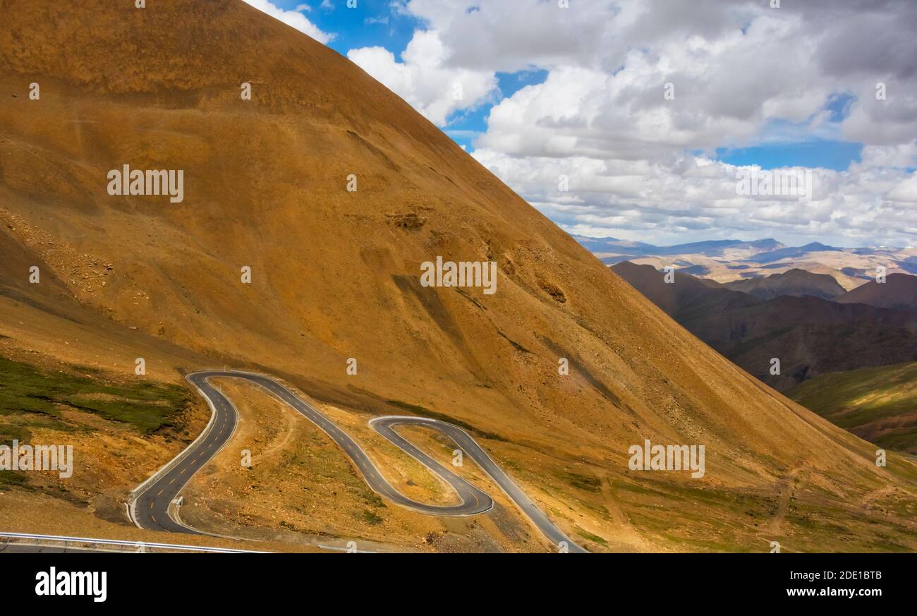 Kurvenreiche Straße im Himalaya, Mt. Everest National Nature Reserve, Präfektur Shigatse, Tibet, China Stockfoto