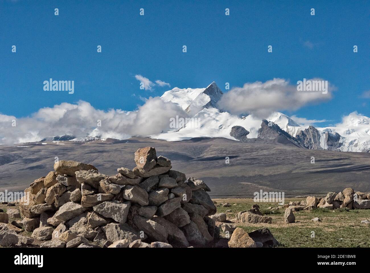 Mani-Steinhaufen mit Shishapangma (Gosainthan, 8013m) im Himalaya, Präfektur Shigatse, Tibet, China Stockfoto