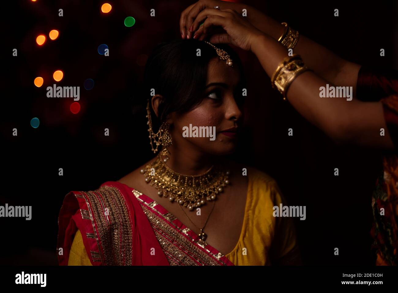 Porträt einer indischen Bengali schöne Brünette Frau vor dem bunten Licht Bokeh Hintergrund am Abend von Diwali. Indischer Lebensstil. Stockfoto