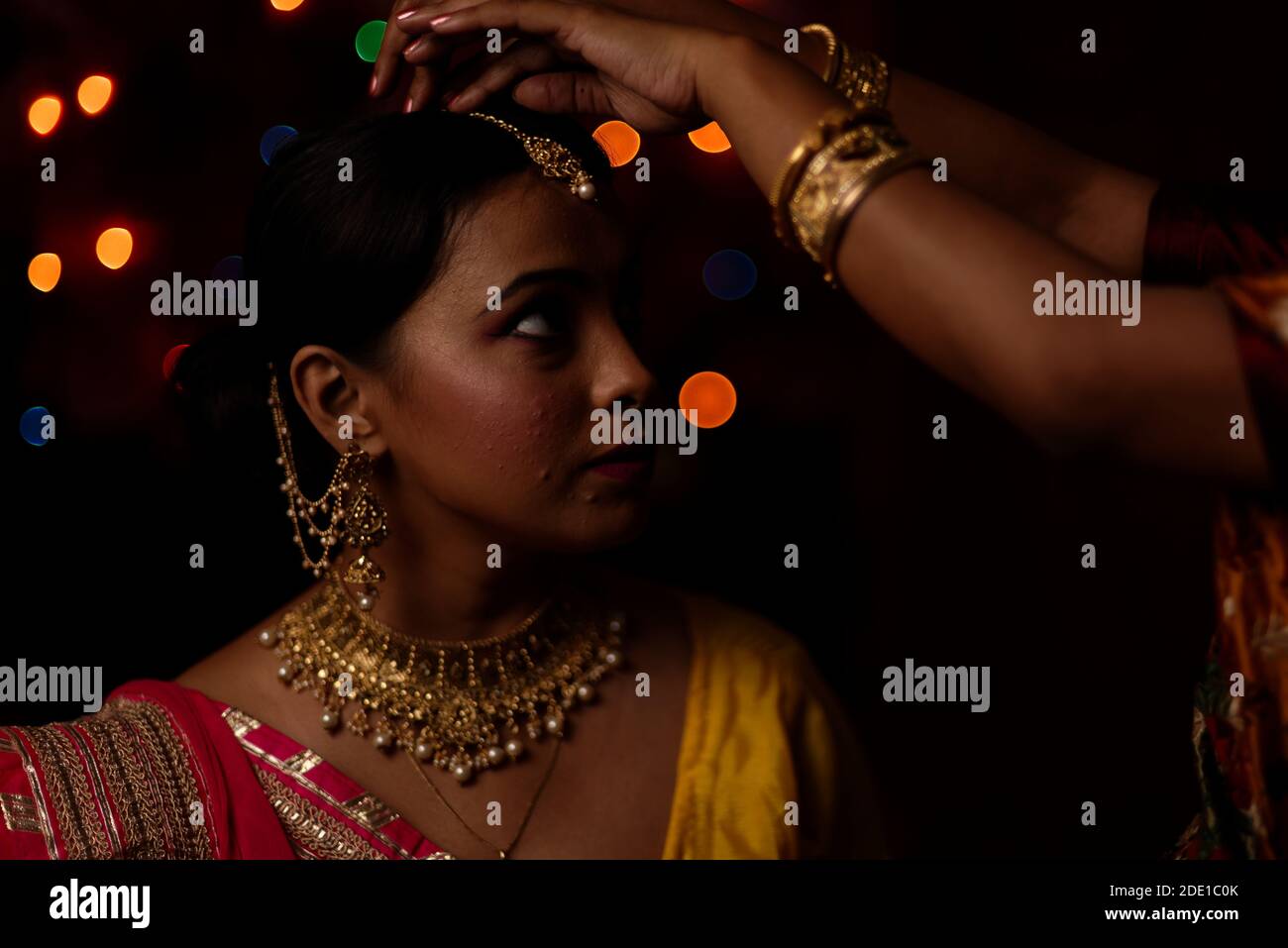 Porträt einer indischen Bengali schöne Brünette Frau vor dem bunten Licht Bokeh Hintergrund am Abend von Diwali. Indischer Lebensstil. Stockfoto