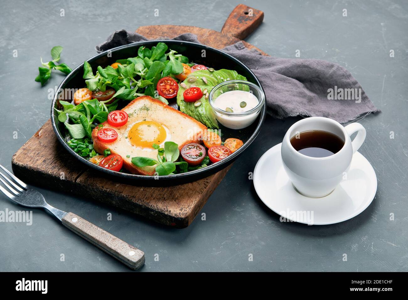 Spiegelei auf Brot mit Gemüse. Leckeres und gesundes Frühstück. Stockfoto