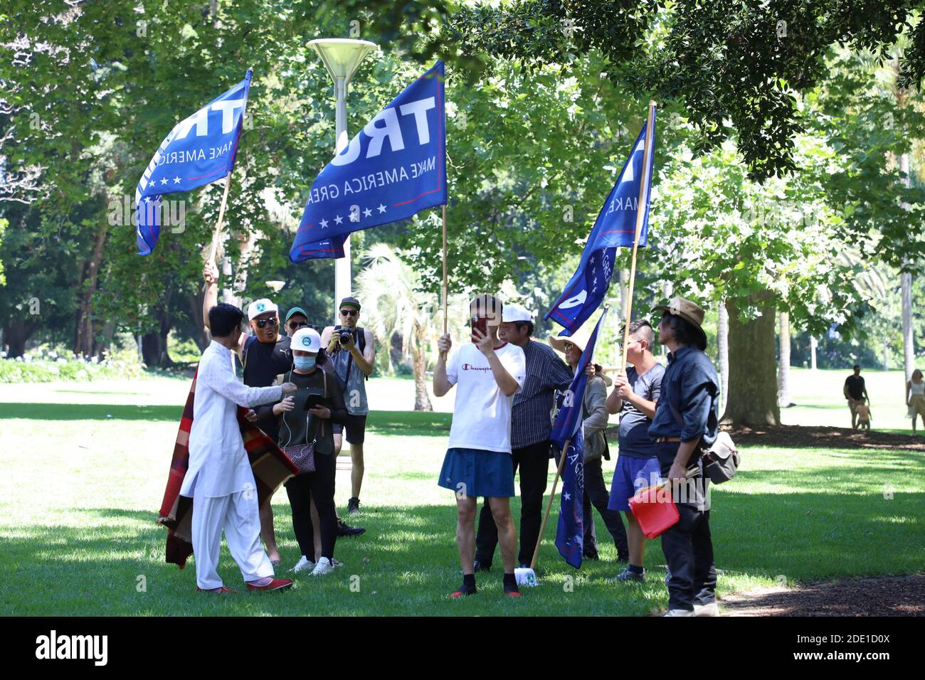 Sydney, Australien. November 2020. CARR (Community Action for Rainbow Rights) hielt eine Kundgebung am Taylor Square ab, bevor sie zum Hyde Park marschierten, wo sie einige Anti-KPCh-Trump-Anhänger mit Fahnen trafen. Der Protest war gegen Mark Lathams Gesetz zur Änderung der Bildungsgesetzgebung einer Nation, mit dem jede Diskussion über Transgender oder Geschlechterfluidität in Schulen verboten werden soll. Im Bild: Anti-KPC Trump Anhänger im Hyde Park. Kredit: Richard Milnes/Alamy Live Nachrichten Stockfoto