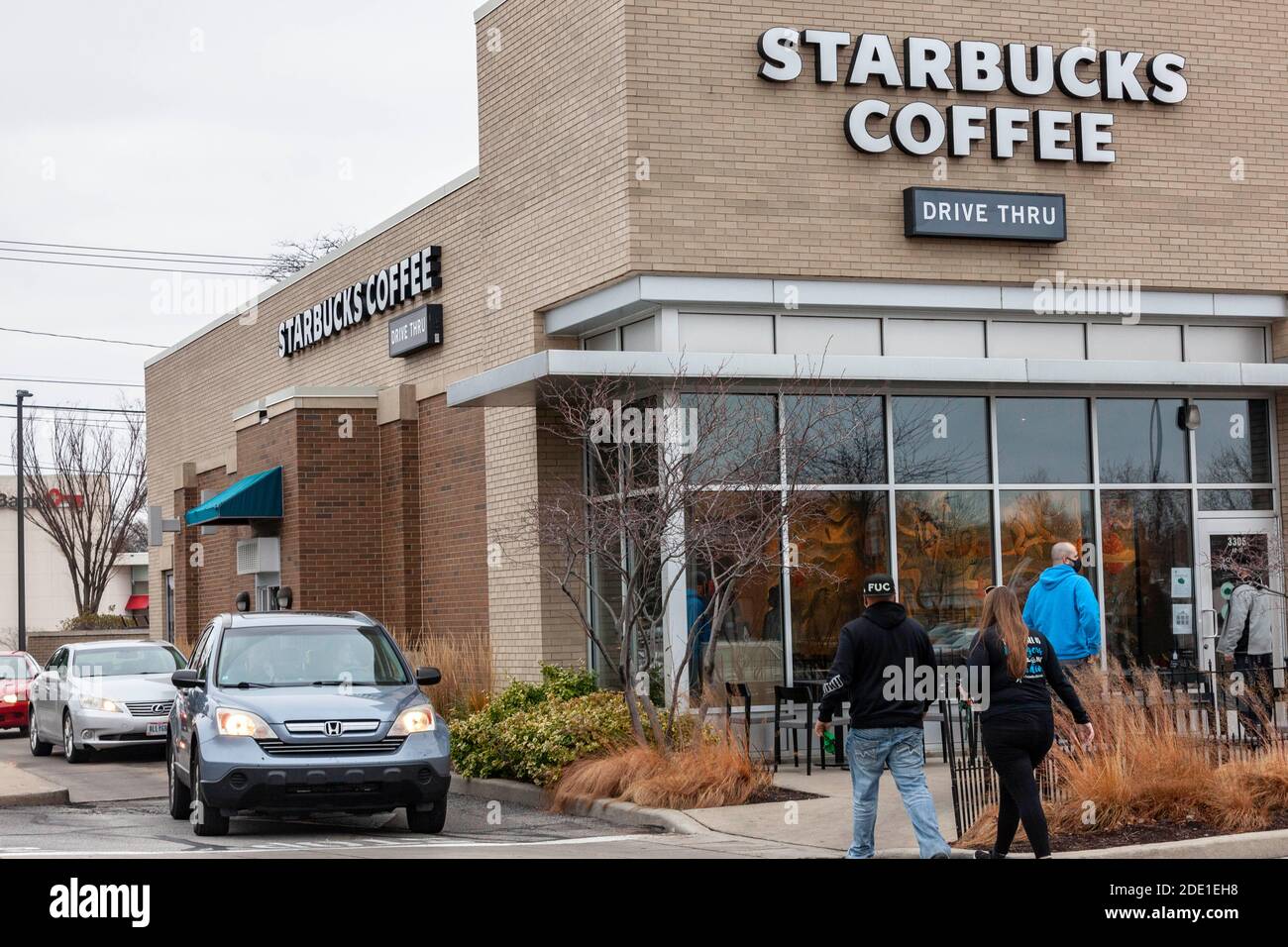 Maumee, Usa. November 2020. Gäste betreten und verlassen Starbucks Coffee während des Black Friday.Shopper gehen in Geschäfte, um während der COVID-19 Pandemie von den Verkäufen am Black Friday zu profitieren. Kredit: SOPA Images Limited/Alamy Live Nachrichten Stockfoto