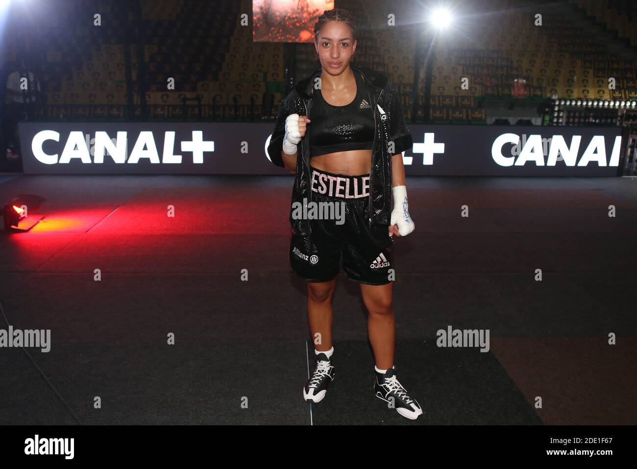 Nantes, Frankreich. November 2020. Estelle Mosselly-Yoka während des Boxens, Leichtbau-Boxkampf zwischen Estelle Mossly-Yoka und Emma Gongora am 27. November 2020 in der H Arena in Nantes, Frankreich - Foto Laurent Lairys / DPPI / LM Credit: Gruppo Editoriale LiveMedia/Alamy Live News Stockfoto