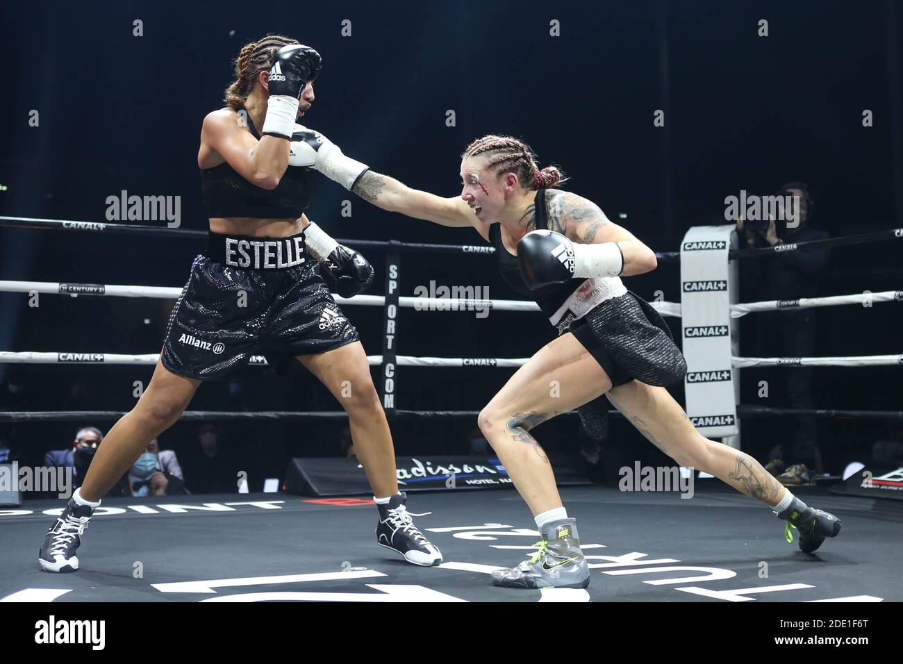 Nantes, Frankreich. November 2020. Estelle Mosselly-Yoka und Emma Gongora während der Boxveranstaltung, Leichtbau-Boxkampf zwischen Estelle Mossly-Yoka und Emma Gongora am 27. November 2020 in der H Arena in Nantes, Frankreich - Foto Laurent Lairys / DPPI / LM Credit: Gruppo Editoriale LiveMedia/Alamy Live News Stockfoto