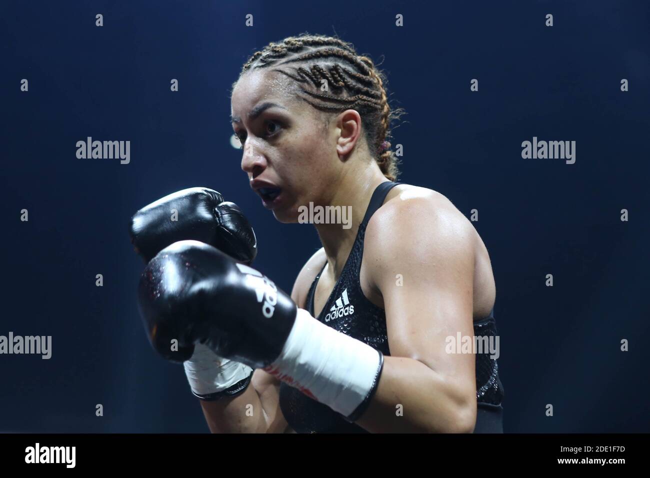 Nantes, Frankreich. November 2020. Estelle Mosselly-Yoka während des Boxens, Leichtbau-Boxkampf zwischen Estelle Mossly-Yoka und Emma Gongora am 27. November 2020 in der H Arena in Nantes, Frankreich - Foto Laurent Lairys / DPPI / LM Credit: Gruppo Editoriale LiveMedia/Alamy Live News Stockfoto