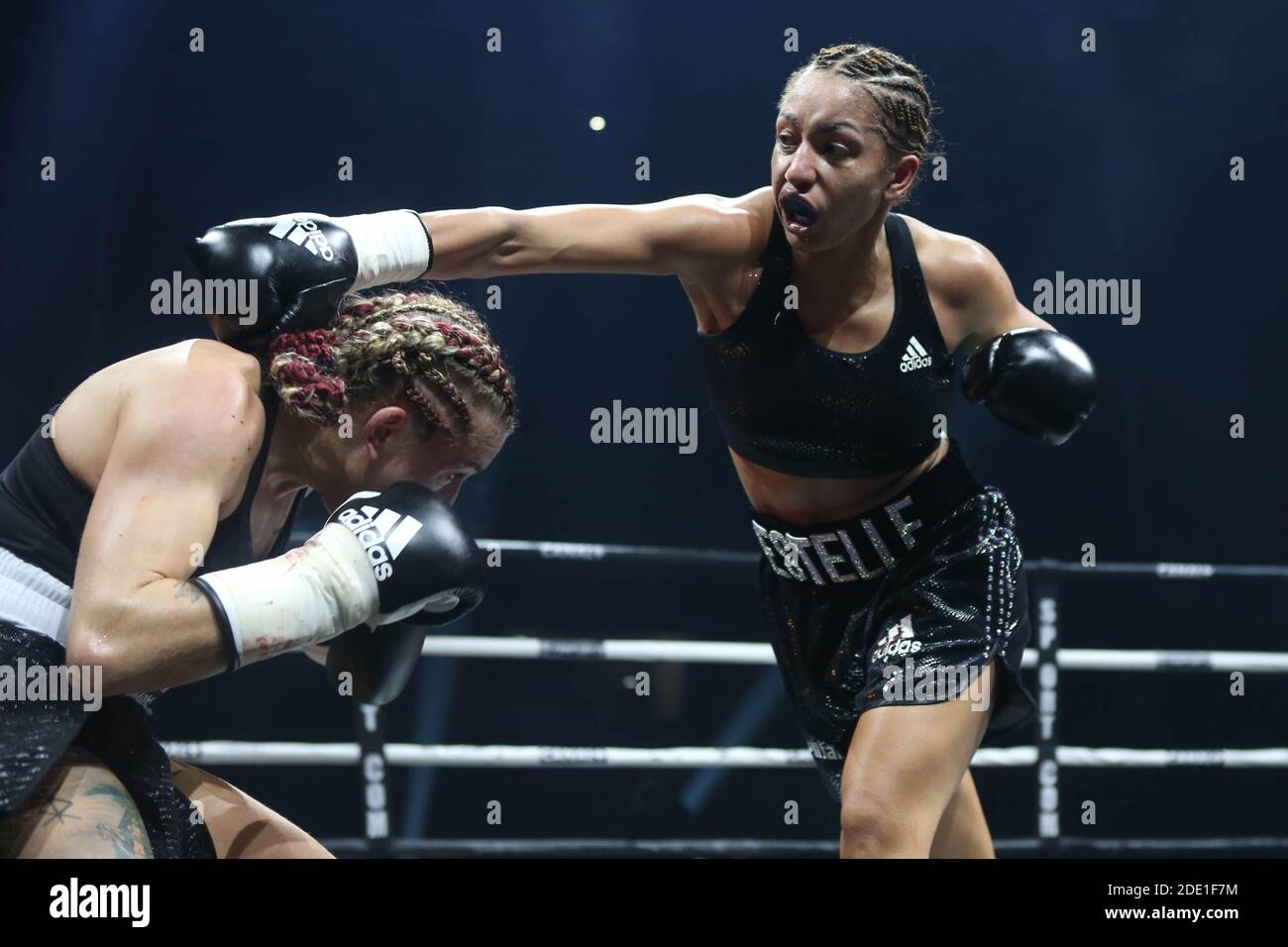 Nantes, Frankreich. November 2020. Estelle Mosselly-Yoka und Emma Gongora während der Boxveranstaltung, Leichtbau-Boxkampf zwischen Estelle Mossly-Yoka und Emma Gongora am 27. November 2020 in der H Arena in Nantes, Frankreich - Foto Laurent Lairys / DPPI / LM Credit: Gruppo Editoriale LiveMedia/Alamy Live News Stockfoto