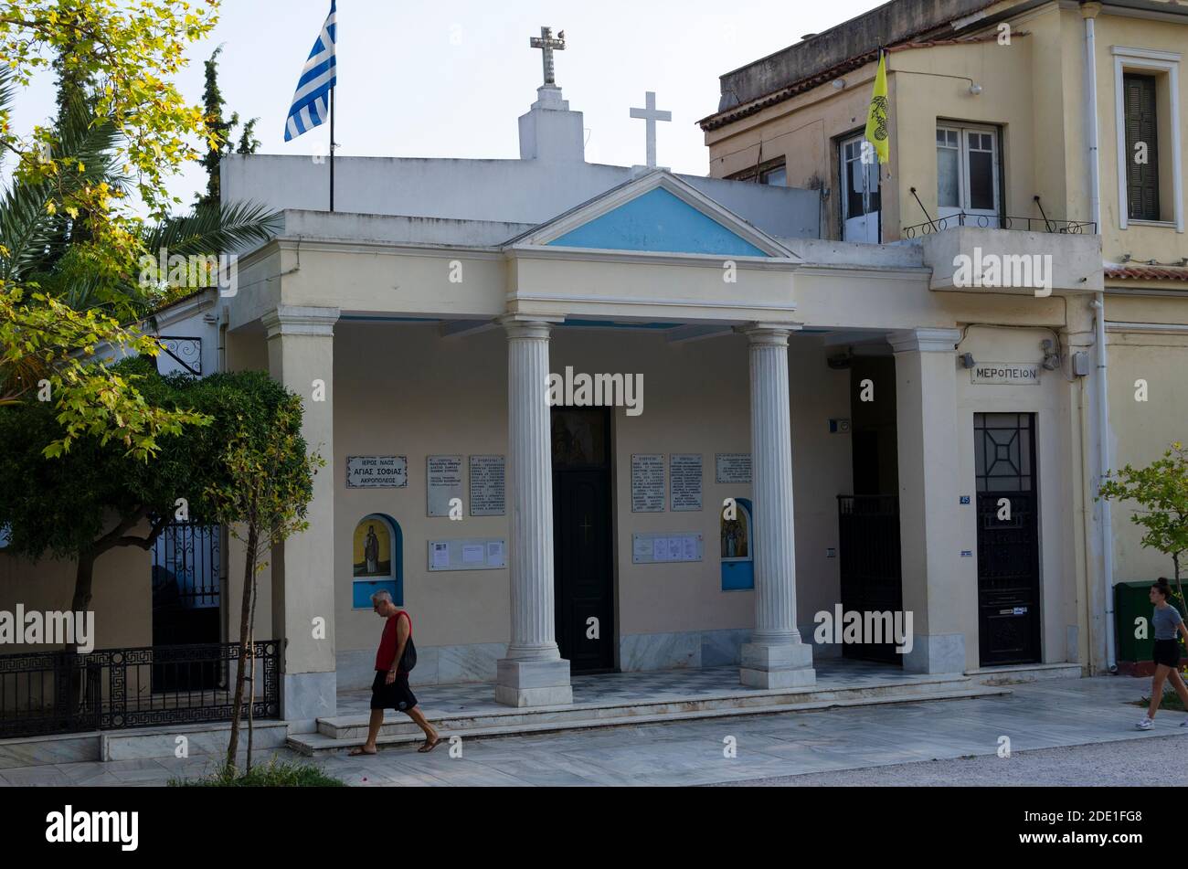 Ein Mann passiert eine griechisch-orthodoxe Kapelle im Akropoli-Viertel im Zentrum Athens Griechenland - Foto: Geopix Stockfoto