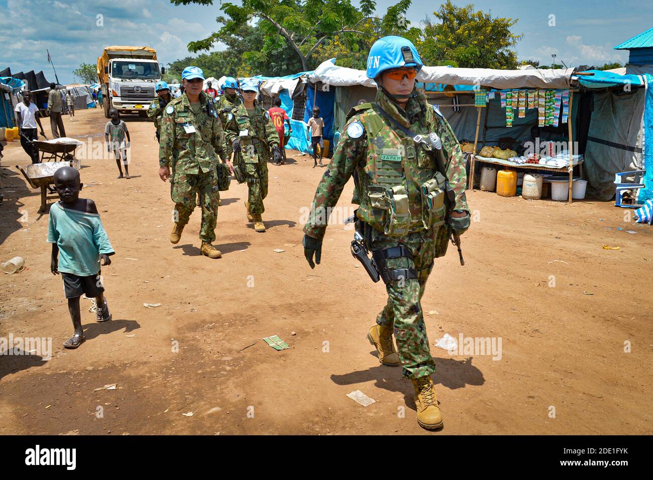 Friedenstruppen aus Japan, die von der Mission der Vereinten Nationen im Südsudan (UNMISS) eingesetzt wurden, patrouillieren am 06.08.2015 zu Fuß in Juba Stockfoto