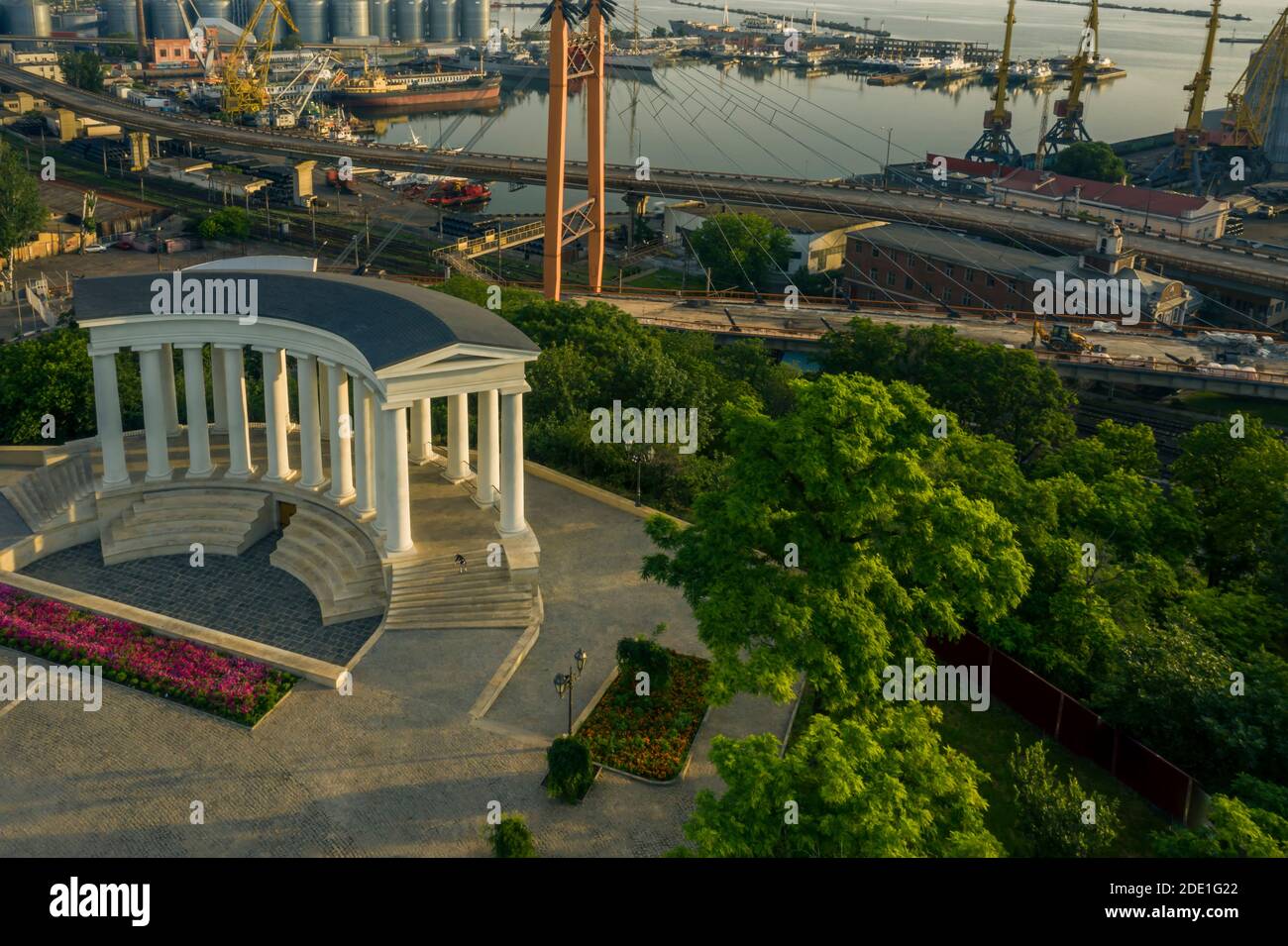 Luftpanorana mit Kolonnade in Primorsky Boulevard und Seehafen In Odessa Ukraine am Morgen Stockfoto