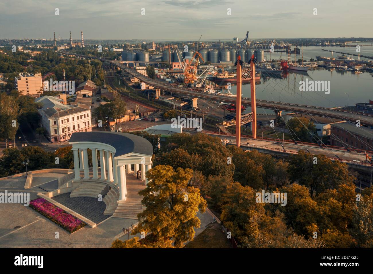 Morgenluft-Panorama mit Kolonnade in Primorsky Boulevard und Meer Hafen in Odessa Ukraine Stockfoto