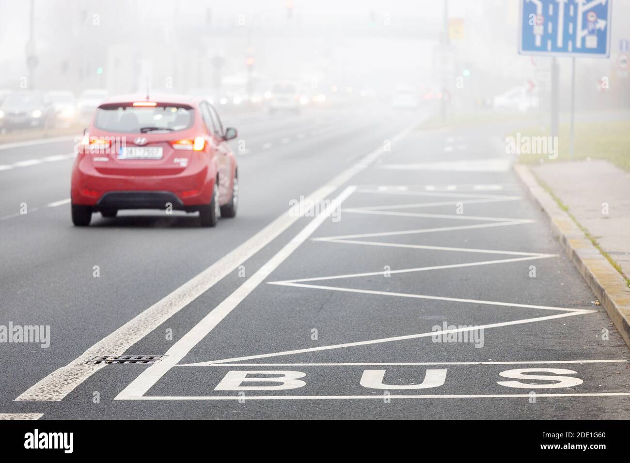 Silnice V mlze, Barrandov, Praha, Česká republika / Straße in starkem Nebel, Prag, Tschechische republik Stockfoto