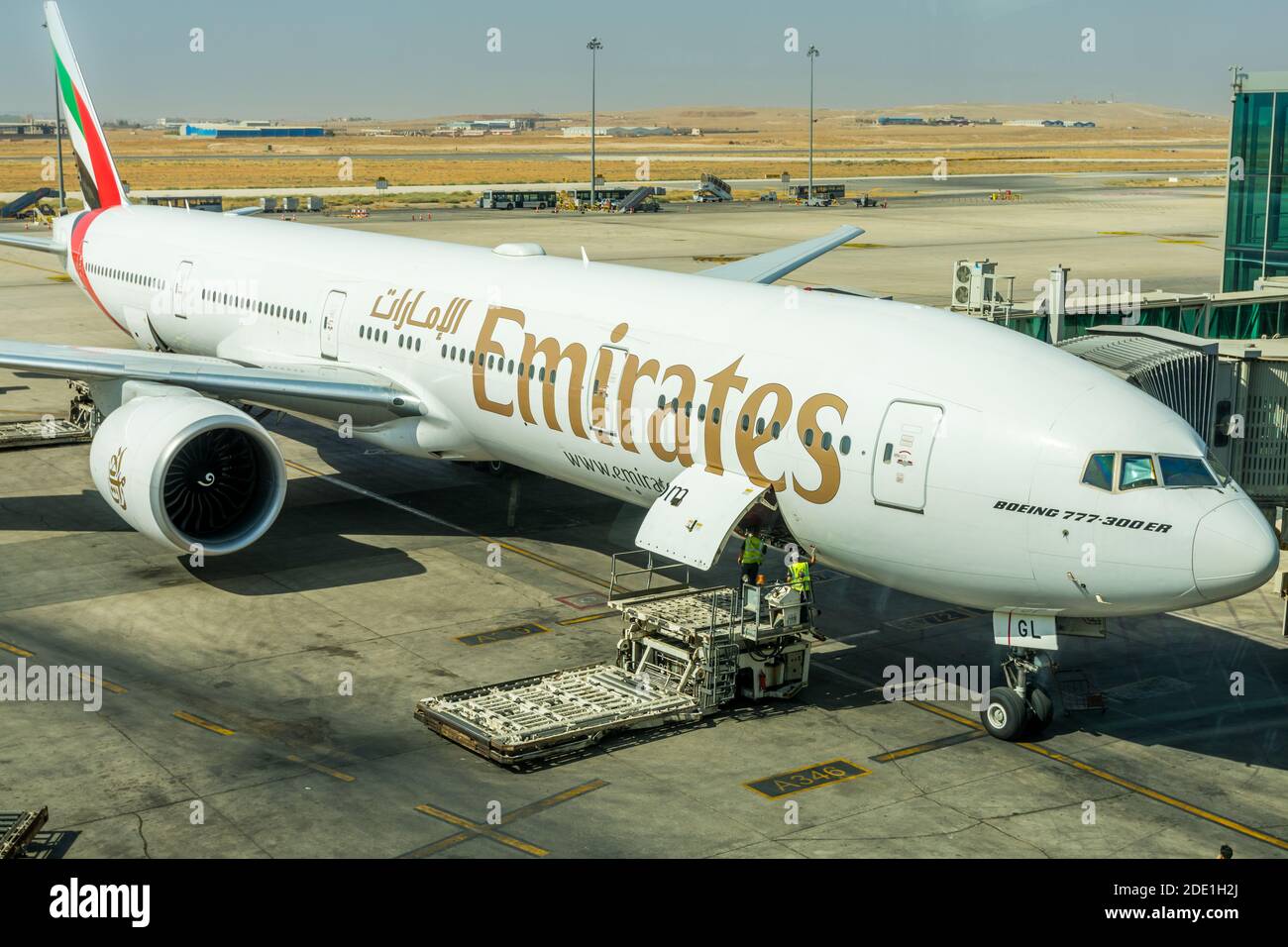 Flugzeug der Emirates Airlines am Flugsteig des Queen Alia International  Airport (QAIA) in amman Jordanien Stockfotografie - Alamy